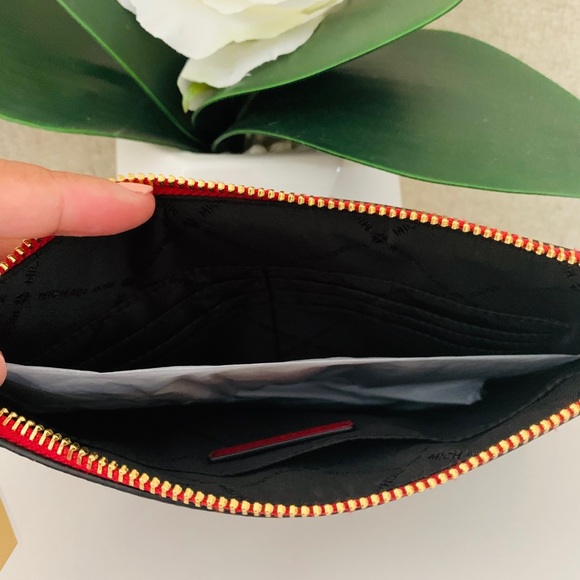 💃Michael Kors ❌❌SOLDOUT ❌❌CLTCH WRISTLET💃 - Picture 3 of 4